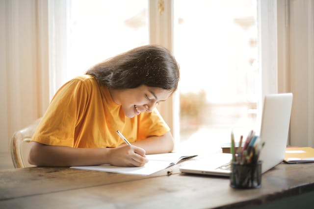 Teen girl taking online mexican spanish classes