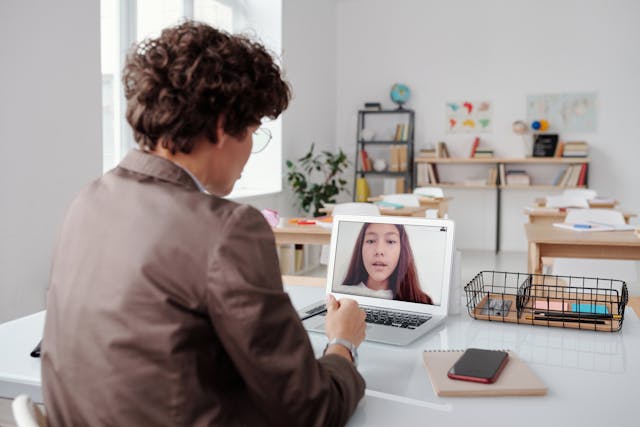 a Bilingual Spanish Tutor giving online spanish classes