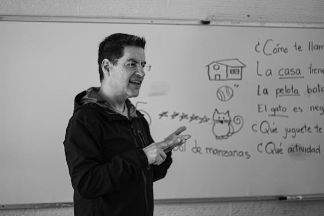 Spanish teacher giving a spanish immersion online